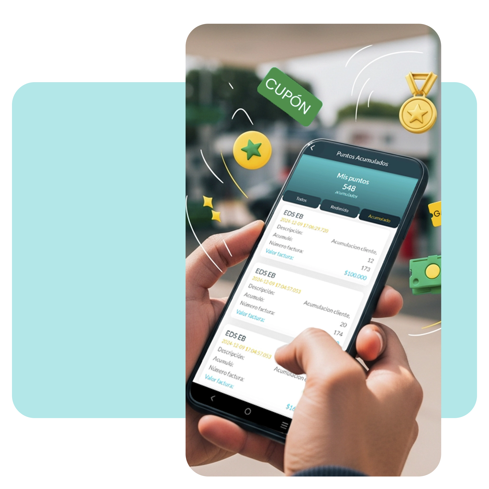 Mano de un conductor sosteniendo un smartphone que muestra el historial de puntos acumulados y cupones disponibles en la app de la estación de servicio.