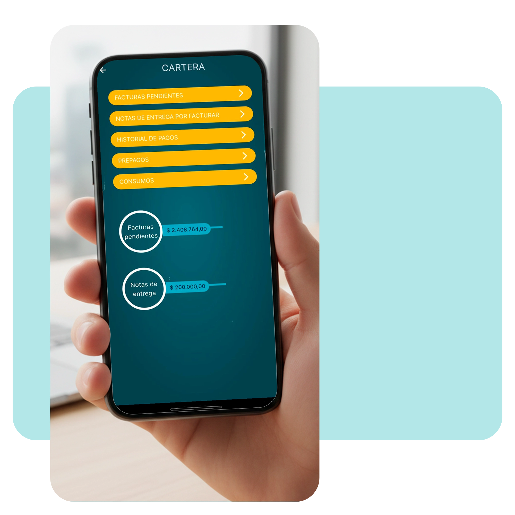 Mano sosteniendo un smartphone con la pantalla de "Cartera" de la app Zencillo Revolution, mostrando facturas pendientes, notas de entrega y consumos de una flota vehicular. · 4
