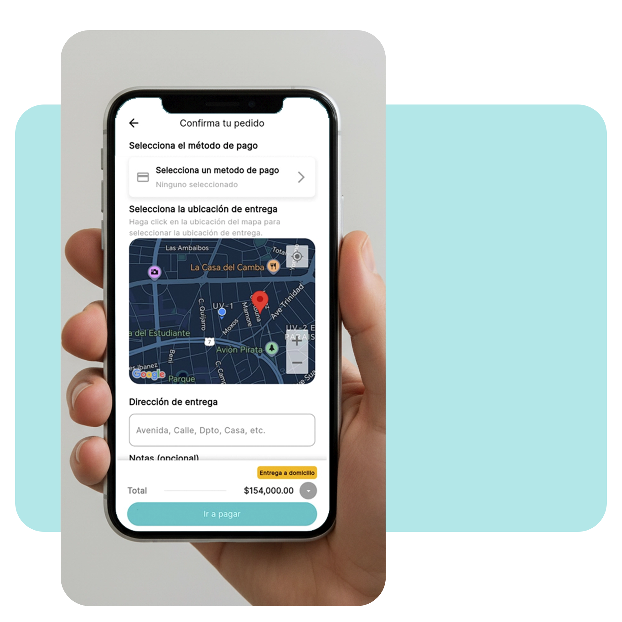 Mano sosteniendo un smartphone que muestra la pantalla de confirmación de pedido con mapa de entrega y opción de pago para clientes de Pet Shop. · 7