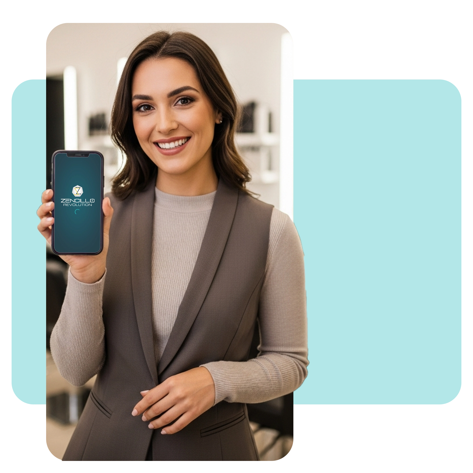 Mujer profesional del sector belleza sosteniendo un teléfono móvil con la aplicación Zencillo Revolution instalada.